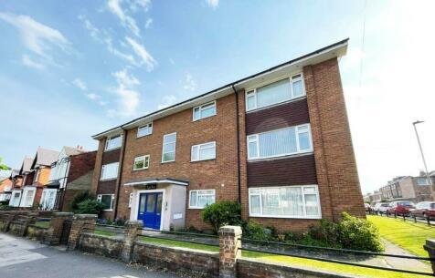 2 bedroom flat for sale in Scalby Road, Scarborough, YO12