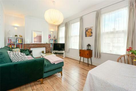 2 bedroom flat for sale in Chingford Road, Walthamstow, London, E17