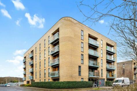 2 bedroom flat for sale in Hickman Avenue, Highams Park, E4