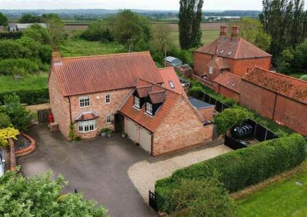 4 bedroom detached house for sale in Fosse Lane, Thorpe-on-the-Hill, LN6