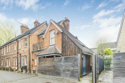2 bedroom house for sale in Station Road, Hampton, TW12