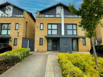 3 bedroom semi-detached house for sale in Huntingdon Drive, Romford, RM3