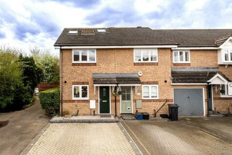 3 bedroom end of terrace house for sale in Fieldhouse Close, South Woodford, E18