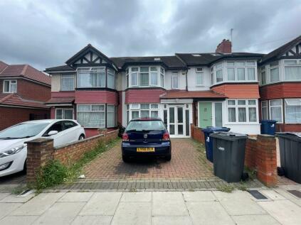 3 bedroom terraced house for sale in Park Avenue, Southall, UB1