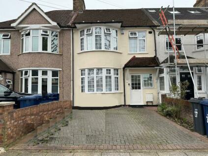 3 bedroom terraced house for sale in Cranleigh Gardens, Southall, UB1