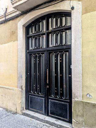 Piso en alquiler en calle De Badalona de 2 habitaciones con terraza y muebles