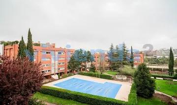 Venta de piso en Piovera - Conde Orgaz de 2 habitaciones con piscina y garaje