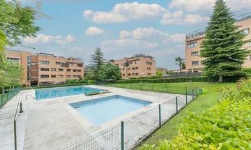 Ático en venta en Sector B de 4 habitaciones con terraza y piscina