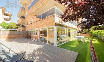 Venta de piso en calle Amadeo Vives de 4 habitaciones con terraza y piscina
