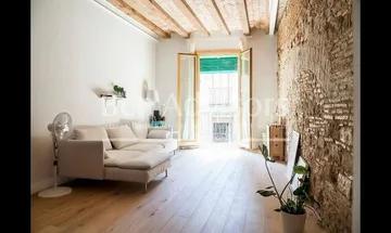 Piso en venta en El Gòtic de 2 habitaciones con balcón y aire acondicionado