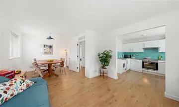 2 bedroom flat for sale in Gables Close, Camberwell, SE5