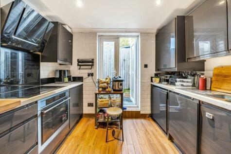 3 bedroom flat for sale in Old Town, Clapham, SW4