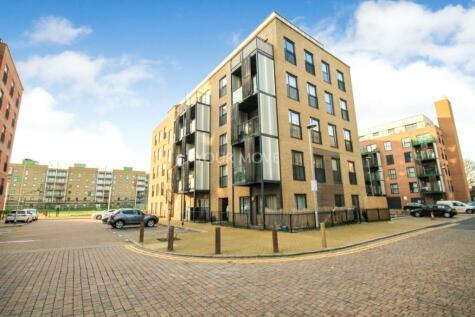 2 bedroom flat for sale in Maxwell Road, Romford, RM7