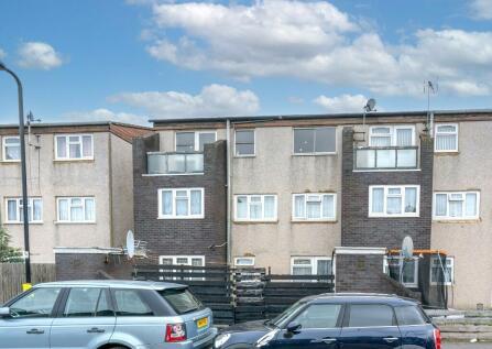 1 bedroom flat for sale in Willowbrook Road, Southall, Middlesex, UB2