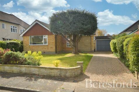 2 bedroom bungalow for sale in Raphael Avenue, Romford, RM1