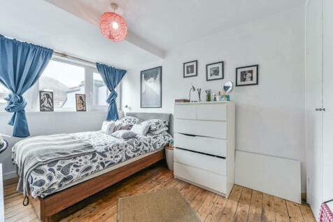 3 bedroom maisonette for sale in Culvert Road, Battersea, London, SW11