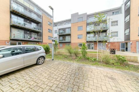 1 bedroom flat for sale in Talbot Close, Mitcham, CR4