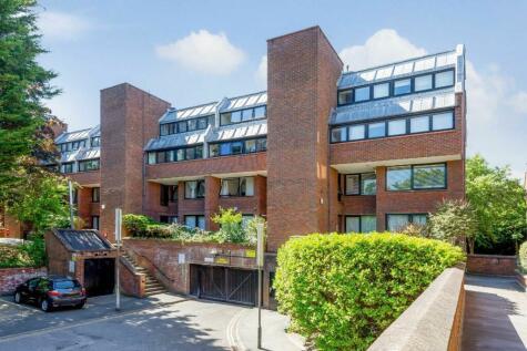 2 bedroom flat for sale in Chandos Way, Golders Green, NW11