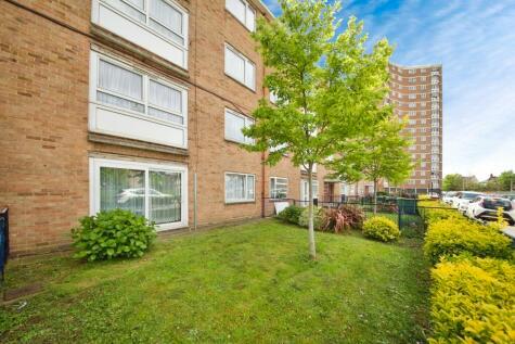 2 bedroom flat for sale in Hathaway Crescent, Manor Park, London, E12