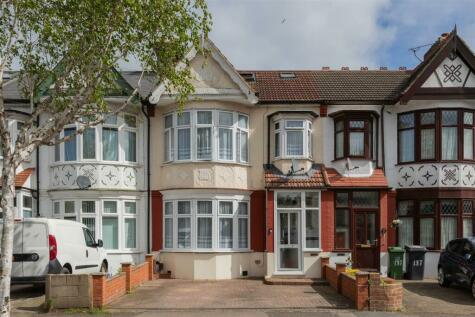 4 bedroom terraced house for sale in Nelson Road, Highams Park, E4