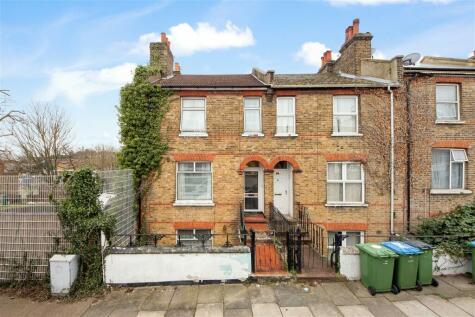 3 bedroom end of terrace house for sale in Whitworth Road, London, SE18 3QA, SE18