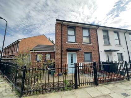 3 bedroom end of terrace house for sale in Potters Road, Southall, UB2