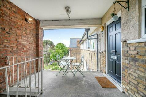 2 bedroom apartment for sale in Burnt Ash Hill, London, SE12