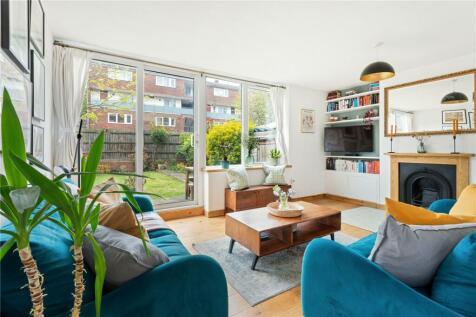 3 bedroom apartment for sale in Ewen Crescent, London, SW2