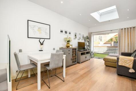 2 bedroom flat for sale in Old Town, London, SW4