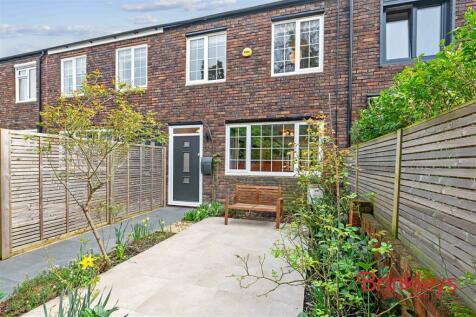 3 bedroom terraced house for sale in Arabella Drive, London, SW15