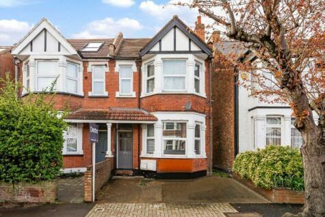 2 bedroom flat for sale in Audley Road, London, NW4