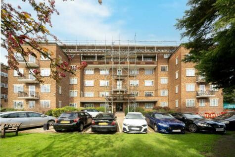 3 bedroom flat for sale in Mulberry Close, London, NW4