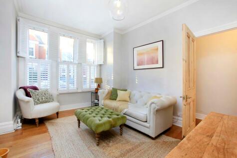 2 bedroom maisonette for sale in Lynn Road, Clapham South, London, SW12