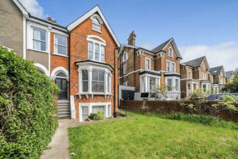2 bedroom flat for sale in Bedford Hill, Balham, SW12