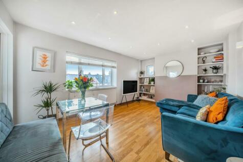 2 bedroom flat for sale in Lessar Avenue, Clapham, SW4