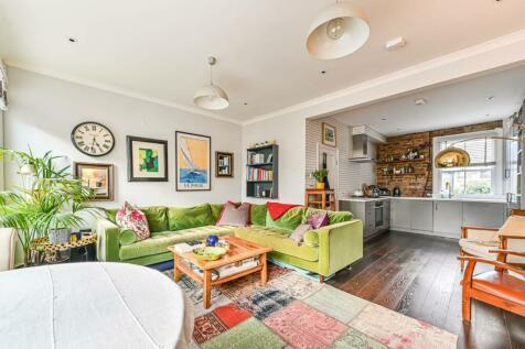 3 bedroom flat for sale in Sandmere Road, Clapham North, London, SW4
