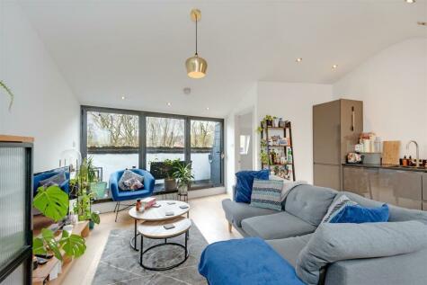 2 bedroom flat for sale in South Hill Park, London, NW3