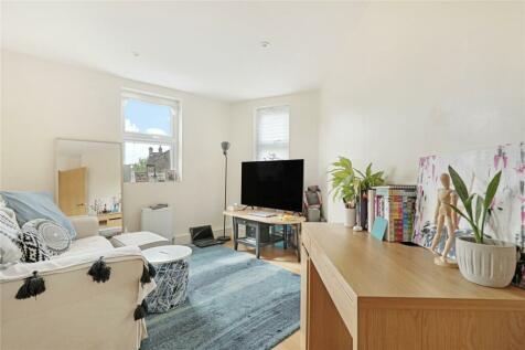 1 bedroom flat for sale in Havant Road, Walthamstow, London, E17
