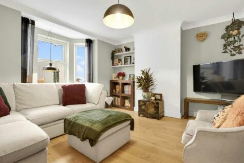 1 bedroom flat for sale in Oliver Road, Leyton, E10
