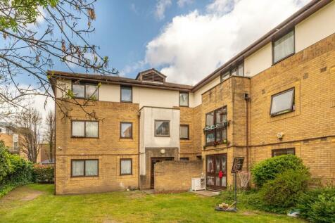 2 bedroom flat for sale in Romford Road, Forest Gate, London, E7