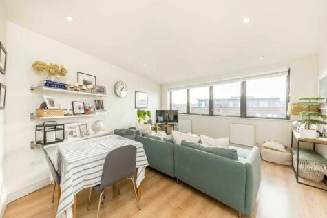2 bedroom flat for sale in Upper Richmond Road, Putney, SW15