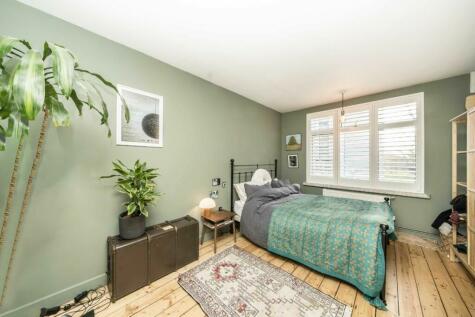 2 bedroom flat for sale in Rye Hill Park, Peckham, SE15