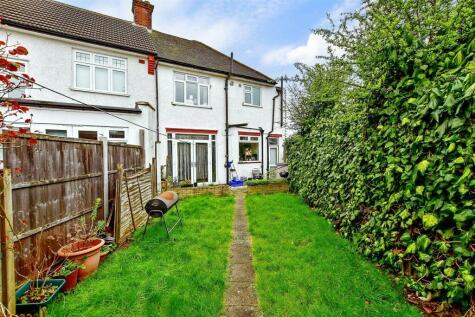 4 bedroom end of terrace house for sale in Hurst Avenue, Chingford, E4