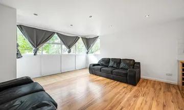 2 bedroom flat for sale in Averil Grove, Norwood, London, SW16
