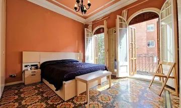 Casa en venta en Sant Andreu de Palomar de 4 habitaciones con terraza y balcón