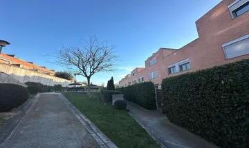 Casa en venta en Sant Andreu de Palomar de 4 habitaciones con terraza y piscina