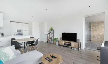 1 bedroom apartment for sale in Hamlet Court, Smithfield Square, Hornsey, N8