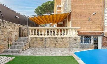 Casa en venta en Canillejas de 7 habitaciones con terraza y piscina