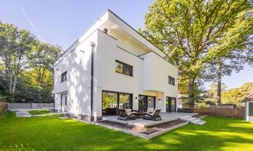 Exklusives Wohnen in fantastischer Lage! Moderne Villa im Bauhaus-Stil in Berlin-Konradshöhe