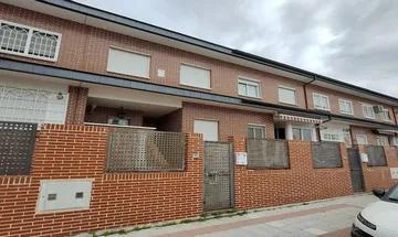 Venta de casa en calle Juan de Mairena de 5 habitaciones con terraza y piscina